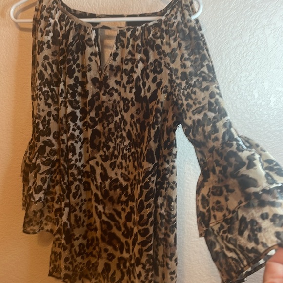 Chic Leopard Print Blouse - Picture 3 of 8